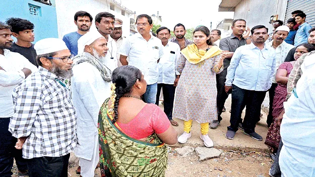 కాలనీవాసుల జీవితాలతో ఆడుకున్న వైసీపీ