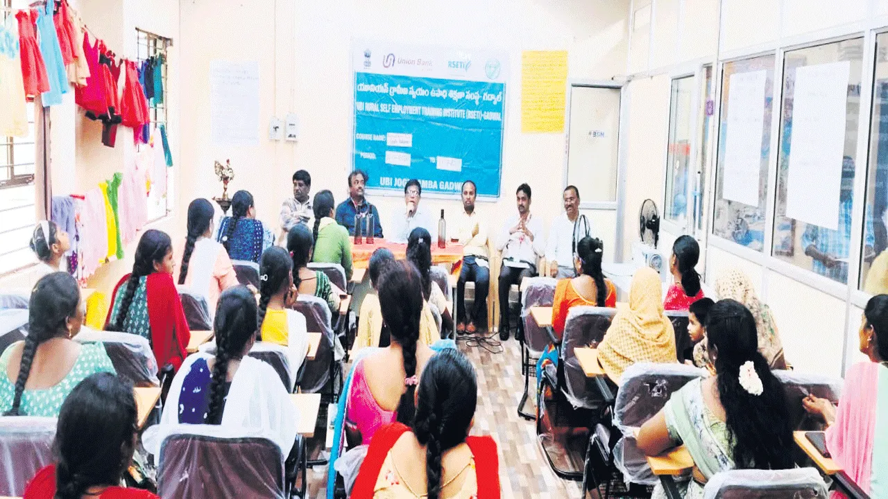 మగ్గం పని నేర్చుకొని నిలదొక్కుకోవాలి