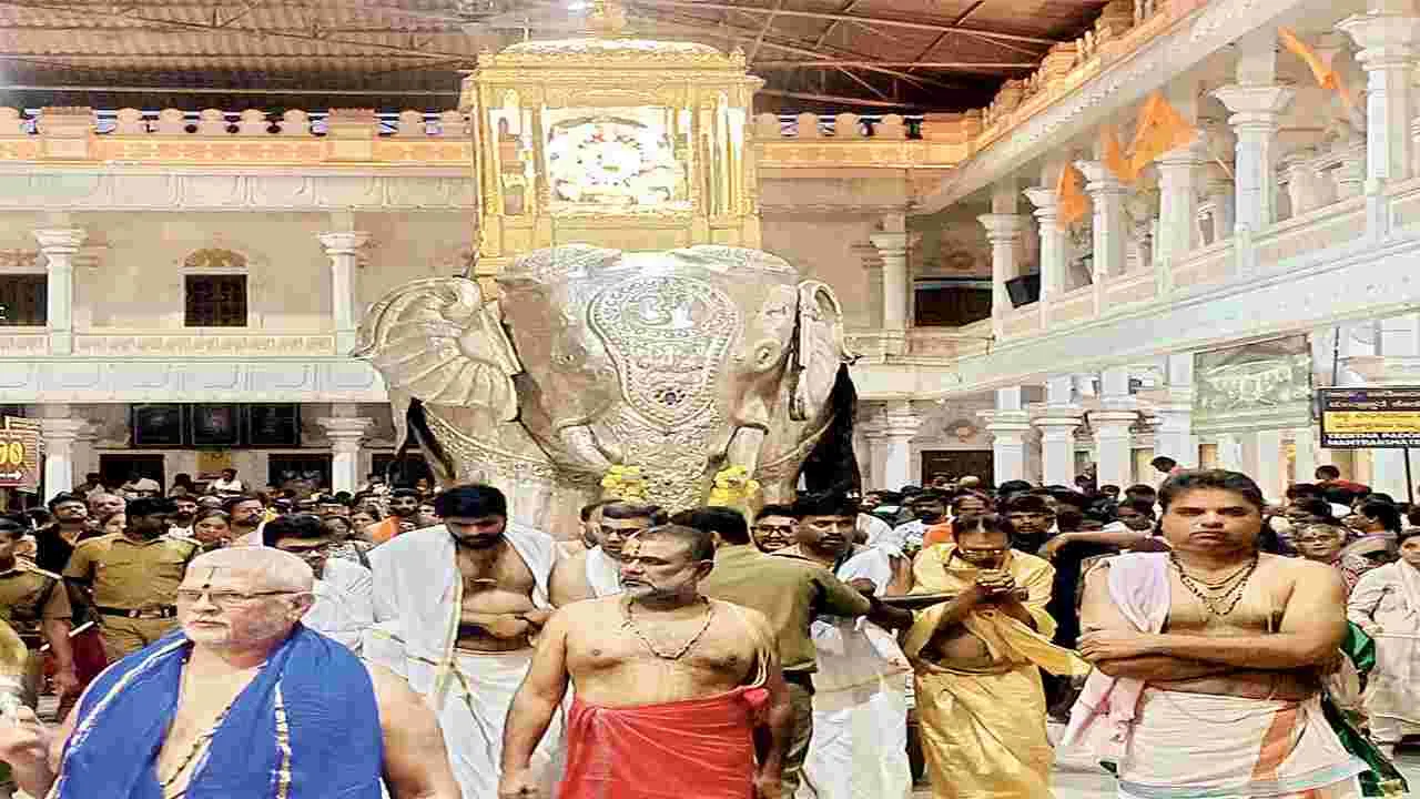 రజత గజ వాహనంపై ప్రహ్లాదరాయలు