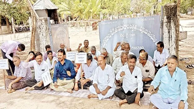 సమానంగా వేతనాలు పెంచాలి