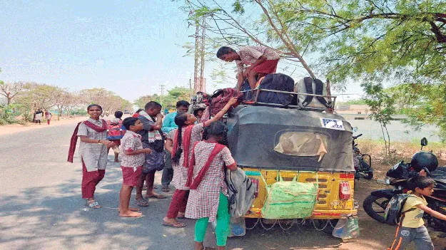 బస్సులు నిలపక.. ఆటో తప్పక...