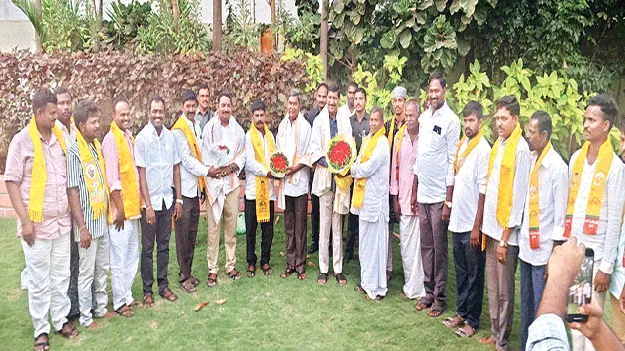 వైసీపీ నుంచి టీడీపీలో చేరిన పలుకూరు గ్రామస్థులు