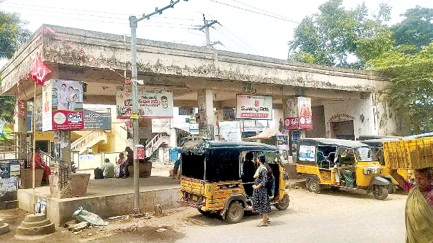 మరుగుదొడ్లు లేవు.. నీటి సౌకర్యం లేదు