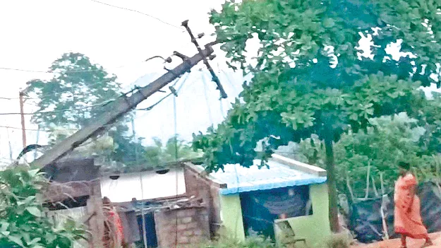 విరిగిన విద్యుత్‌ స్తంభాలు