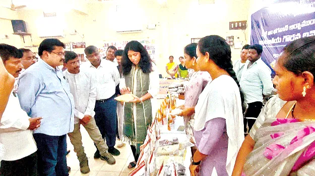  గిరిజన కళాకారుల కోసమే 