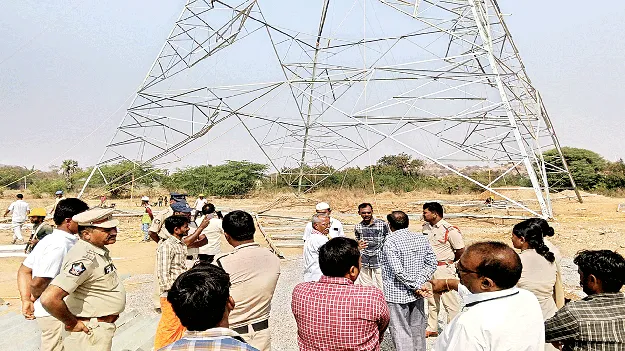 పొలాలు ఇచ్చాం.. పరిహారం ఏది?