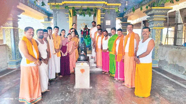 కోటి ఆశలతో కొత్త సంవత్సరానికి స్వాగతం