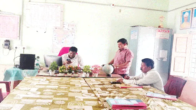 మెనూ ప్రకారం భోజనం వడ్డించాలి