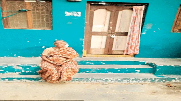 వృద్ధురాలి ఇంటికి తాళం 
