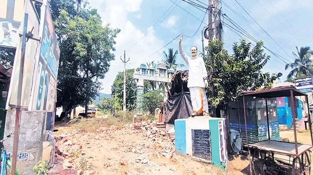వెంకన్నపాలెం జంక్షన్‌లో బస్‌ షెల్టర్‌ కూల్చివేత