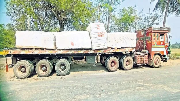 గ్రానైట్‌ లారీలతో ముప్పు