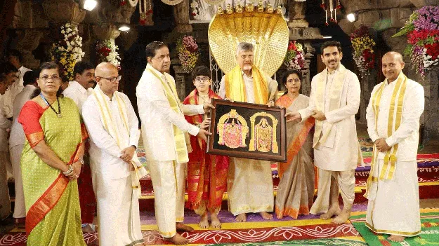 సామాన్య భక్తుడిలా సీఎం 