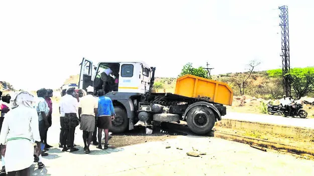LORRY: డివైడర్‌ను ఢీ కొన్న లారీ
