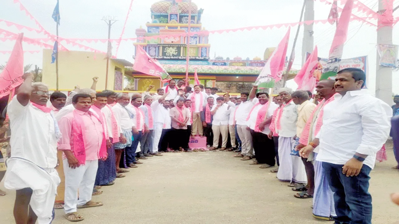 పల్లె పల్లెన గులాబీ జెండా ఎగరాలి