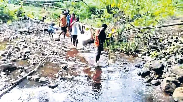 ఎన్నాళ్లీ డోలి మోతలు?