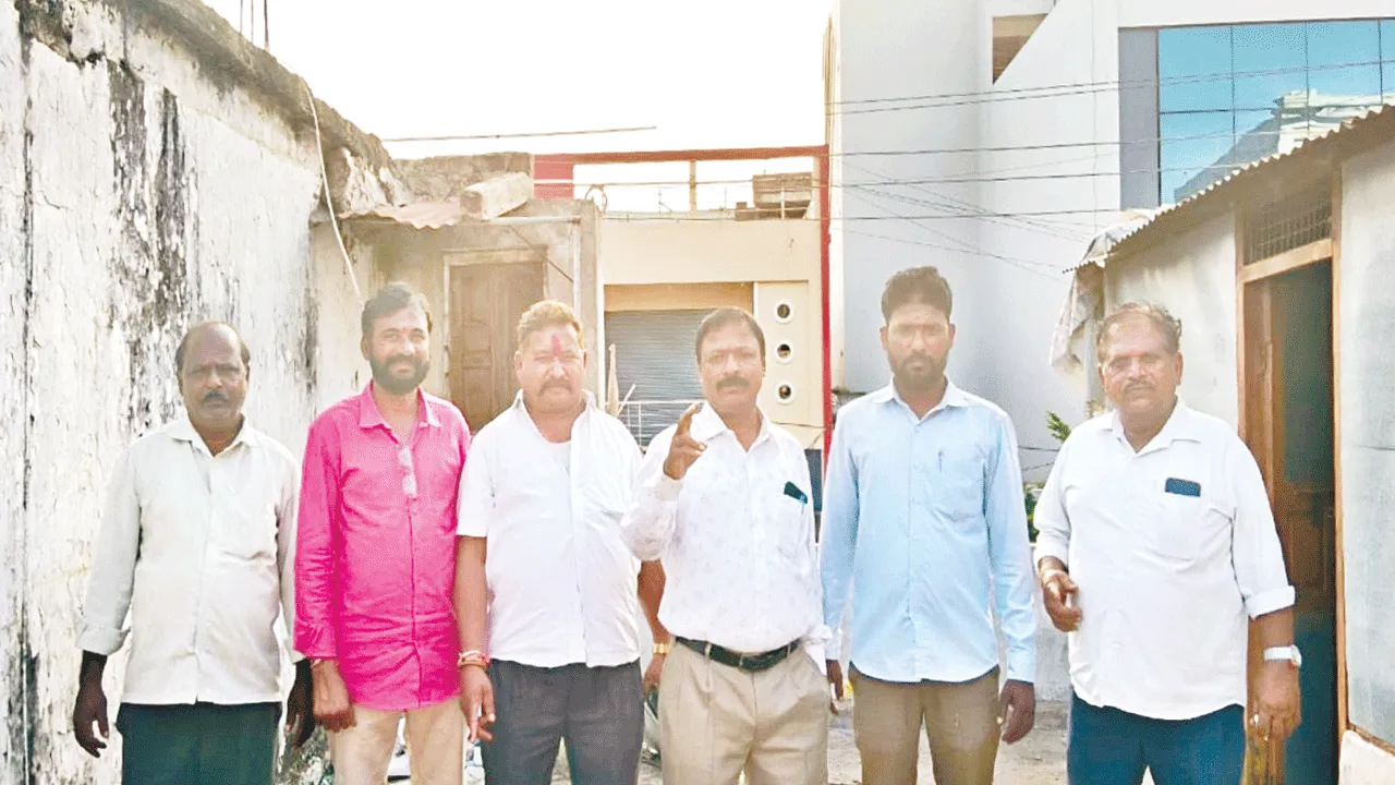 విద్యార్థుల ఫీజులు ప్రభుత్వమే చెల్లించాలి