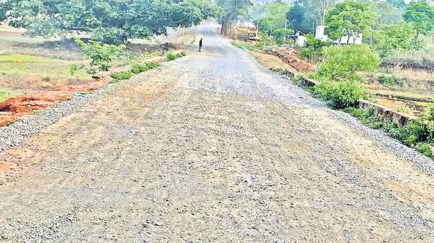 అసంపూర్తి దారితో అవస్థలు