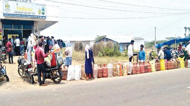 గ్యాస్‌ కష్టాలు తీరేదెప్పుడు?