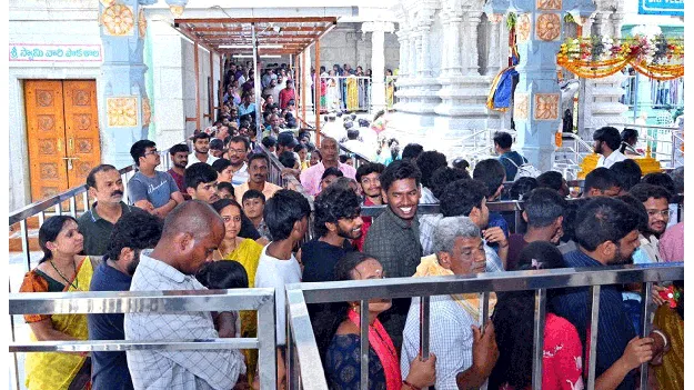 వరసిద్ధుడి దర్శనానికి 4 గంటలు