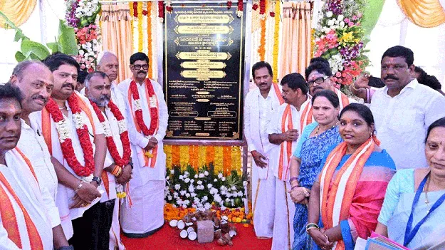భక్తులకు వసతి కల్పనే లక్ష్యం: మంత్రి 