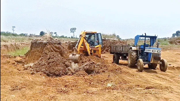 కళ్లు మూసుకుంటాం.. తవ్వేసుకో!