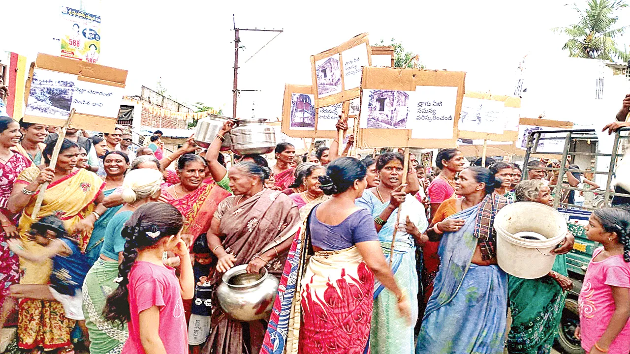 గుక్కెడు నీటి కోసం ఇబ్బంది పడుతున్నాం