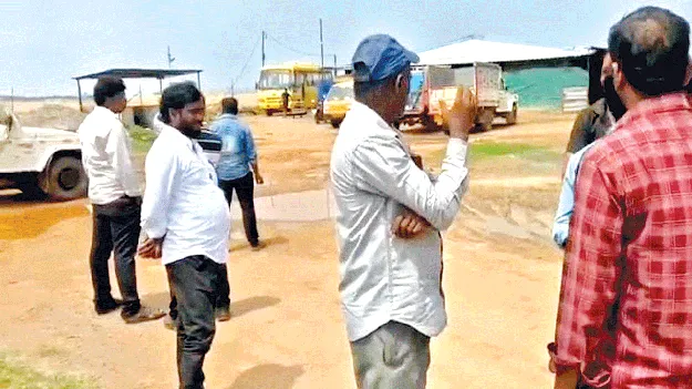 జీతాల కోసం పోర్టు వాహన సిబ్బంది నిరసన