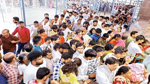 శ్రీశైలంలో భక్తుల సందడి