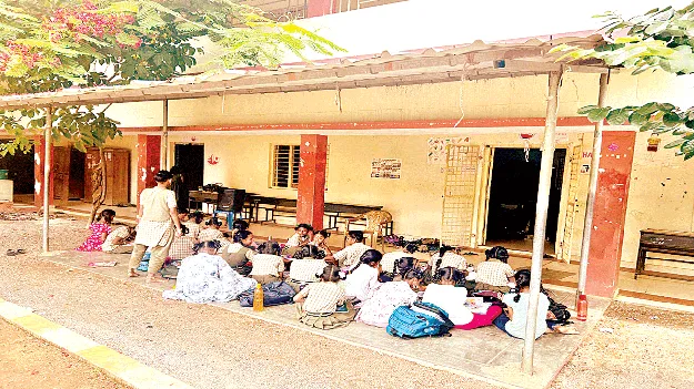 గదుల్లో పుస్తకాలు.. నేలపై చదువులు