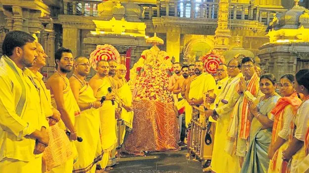 యాదగిరిగుట్టలో ఏకాదశి పూజలు