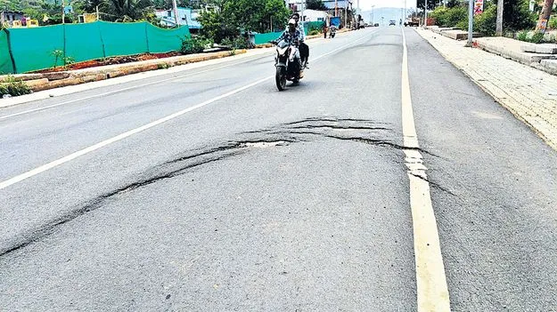 హైవే నిర్మాణంలో నాణ్యతకు తిలోదకాలు