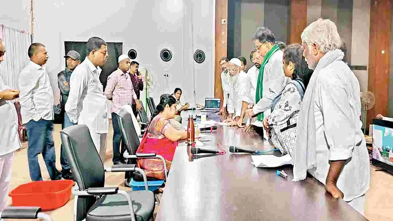 సమస్యల పరిష్కారంలో నిర్లక్ష్యం వద్దు