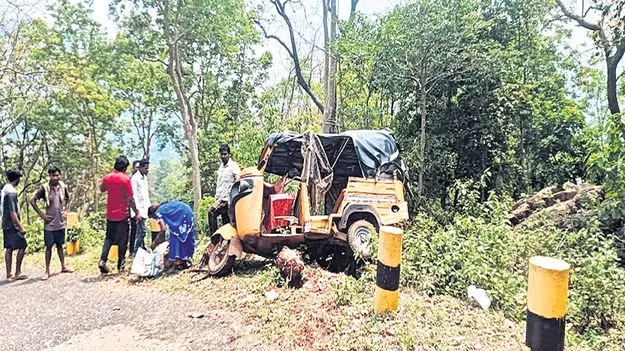బొంతువలస ఘాట్‌లో ఆటో బోల్తా