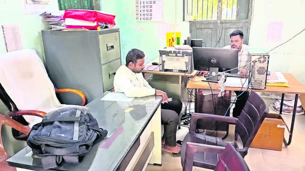HOUSING: హౌసింగ్‌ కార్యాలయంలో ఆపరేటర్లు మాత్రమే