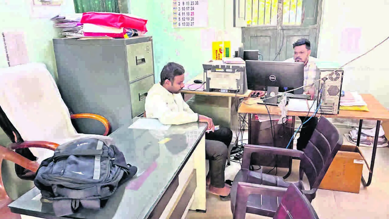 HOUSING: హౌసింగ్‌ కార్యాలయంలో ఆపరేటర్లు మాత్రమే