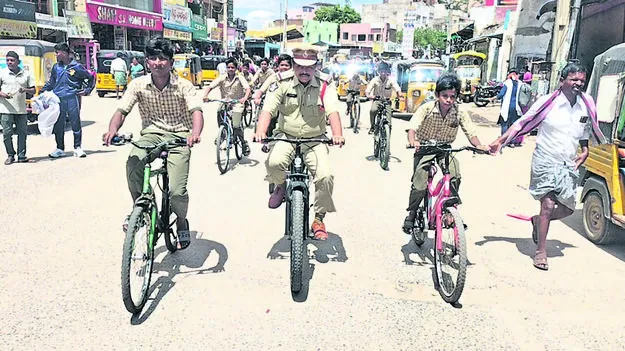 CI:  మత్తు పదార్థాలకు దూరంగా ఉండాలి : సీఐ