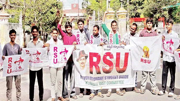 విద్యార్థుల సమస్యలు పరిష్కరించాలి 