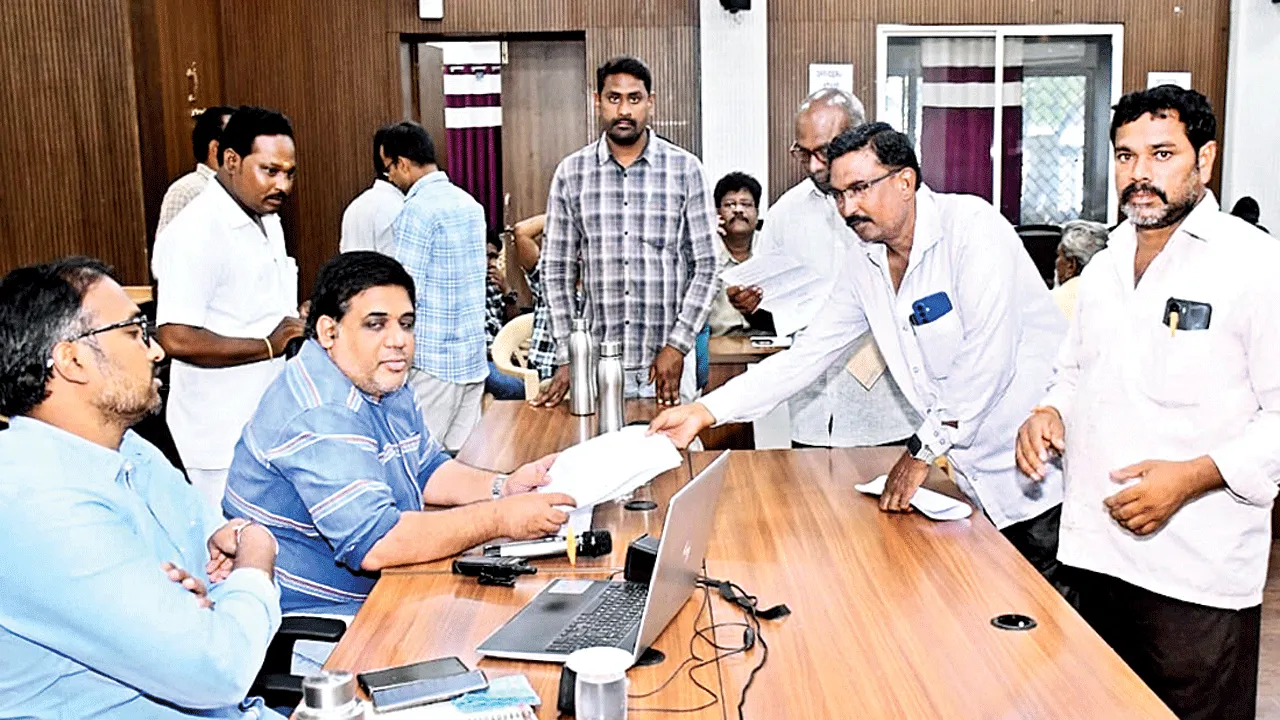సమస్యల పరిష్కారంలో జాప్యం తగదు