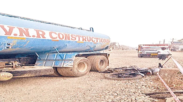 ట్యాంకర్‌ను ఢీకొన్న బైక్‌.. ఒకరికి గాయాలు 