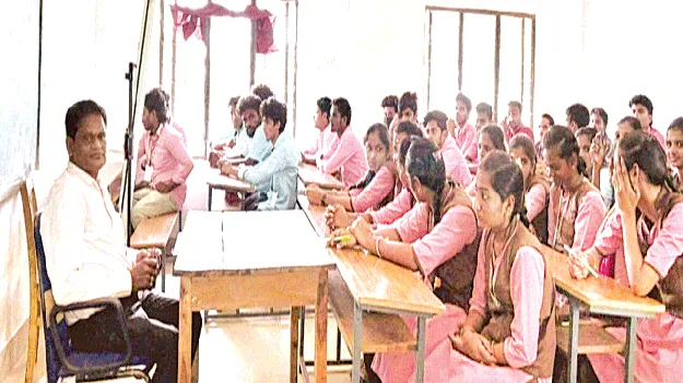 విద్యార్థినులకు అధ్యాపకుల వేధింపులు