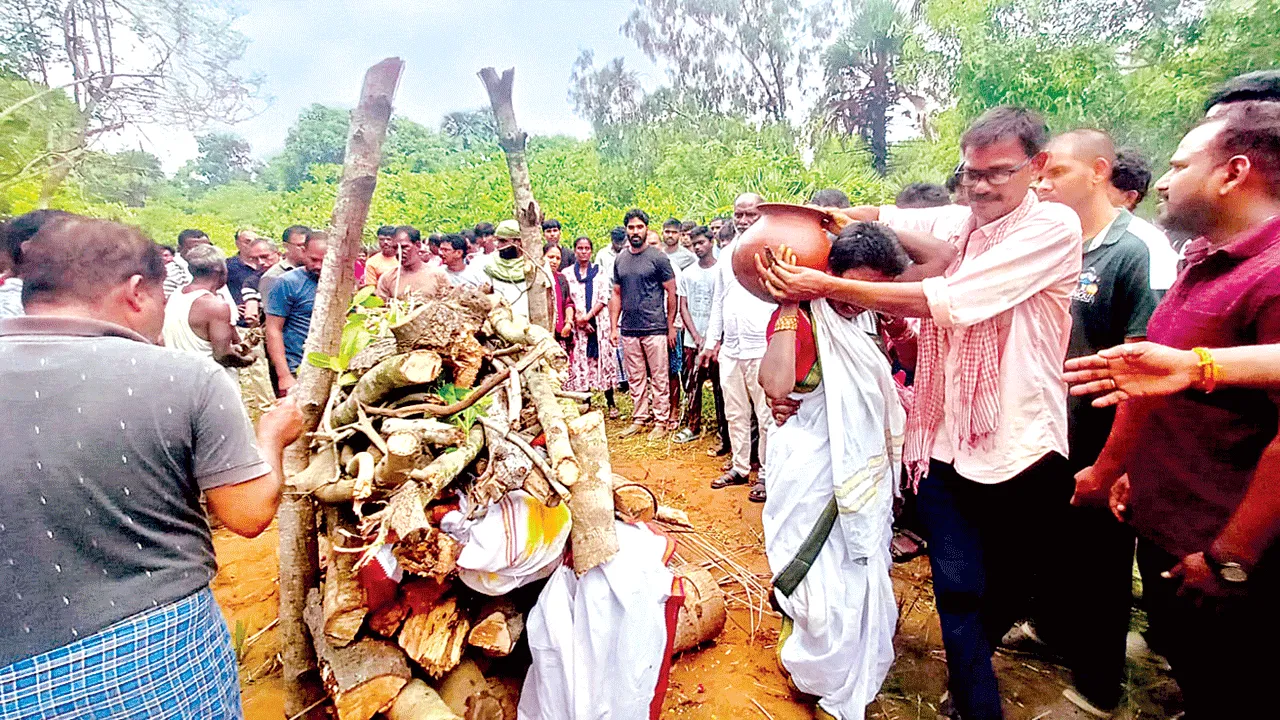 కొడుకు చితికి తల్లి తలకొరివి