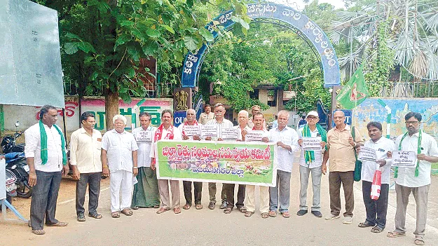 రైతులకు పింఛన్‌ ఇవ్వాలి