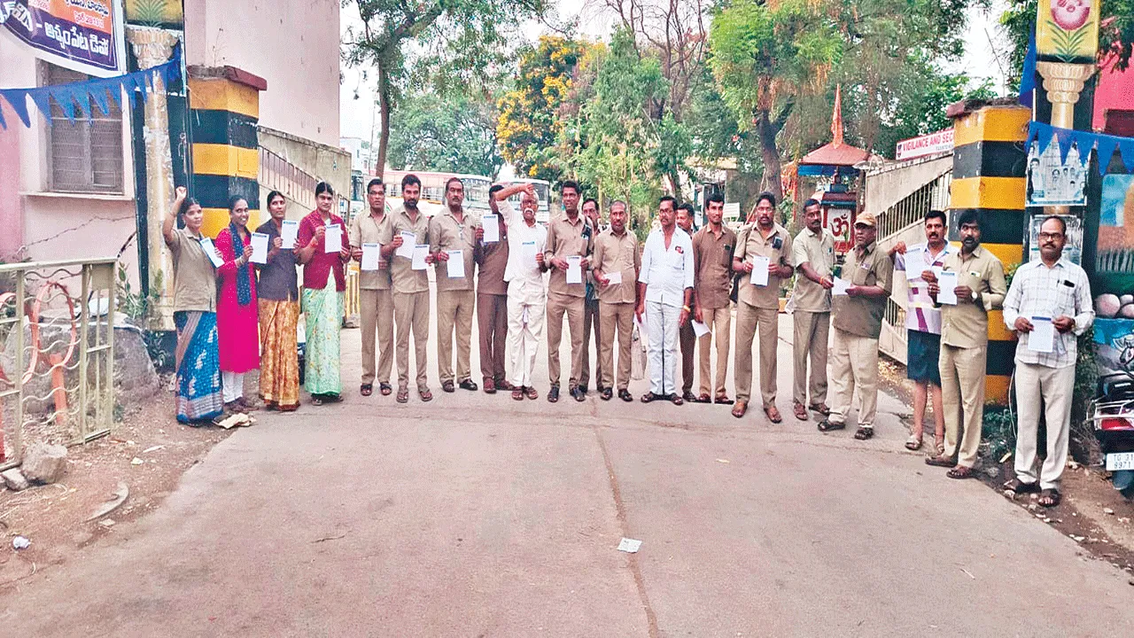 సమ్మె విచ్ఛిన్నకర చర్యలు ఆపాలి