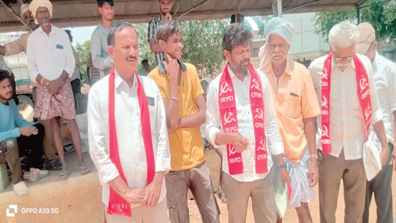 గోనె సంచుల్లేక మొక్కజొన్న రైతుల అవస్థ