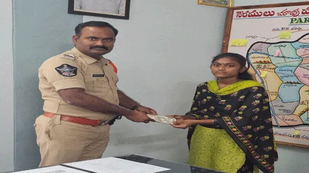 చదువుల తల్లికి   ఎస్‌ఐ గురజాల ఆపన్నహస్తం