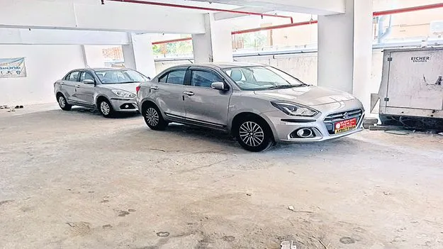 అధికారుల రూటే వేరు..