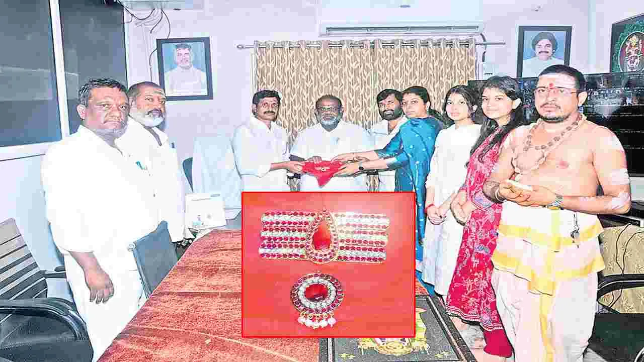 నూకాంబిక అమ్మవారికి బంగారు వస్తువుల బహూకరణ