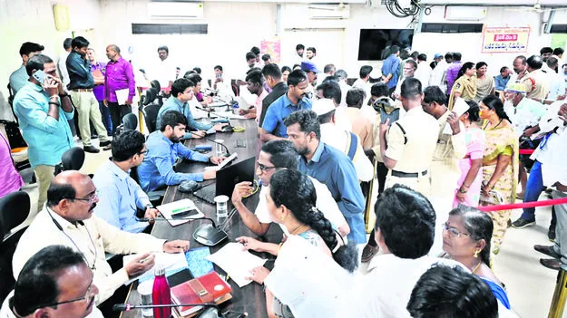 కిక్కిరిసిన కలెక్టరేట్‌.. 751 అర్జీల స్వీకరణ