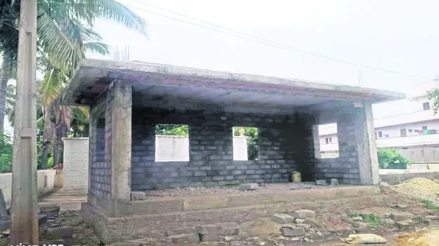 BUS STOP: అసంపూర్తిగా బస్‌ షెల్టర్‌