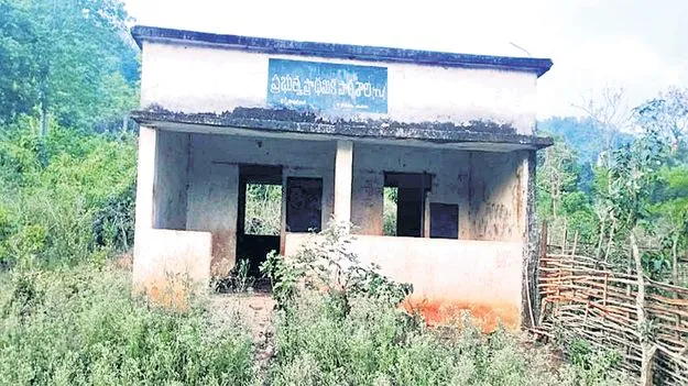 ఉపాధ్యాయుడు లేక మూతబడి